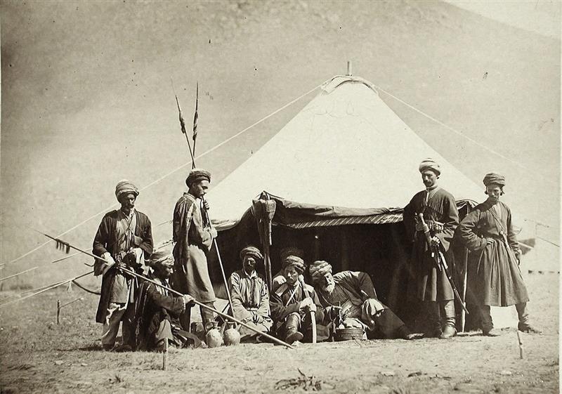 Группа воинов-курдов у палатки